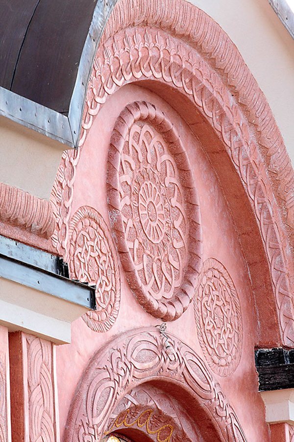 Вајарски бетон, манастир Свете Петке  на пет језера,Бијељина,детаљ западног портала 2011г. 