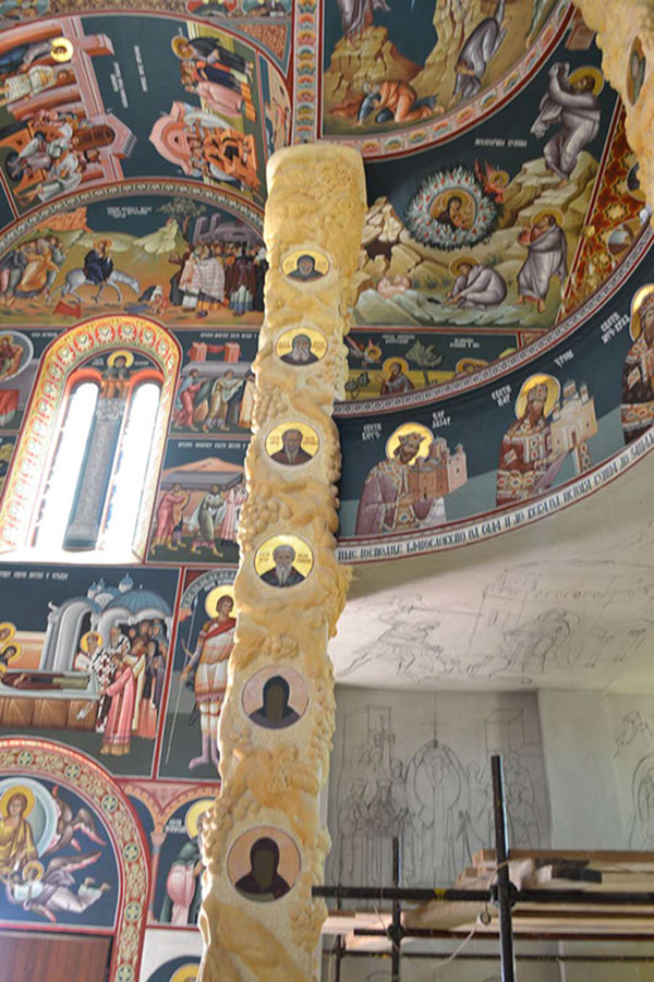 Вајарски бетон, црква Свете Петке  на пет језера,Бијељина, стуб -стабло лозе,основа 1,50цмx1,50 цм x 9 м висине