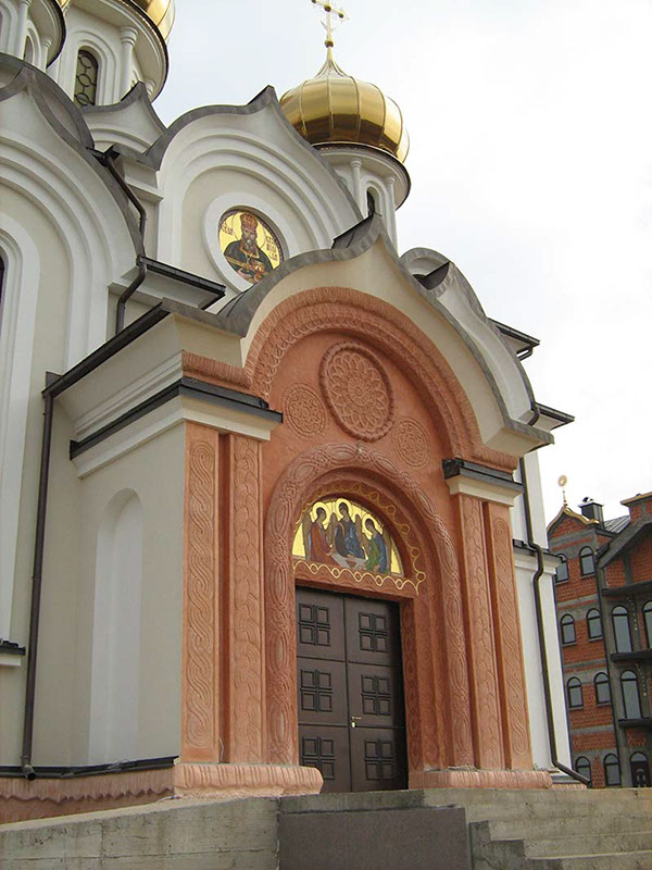 Вајарски бетон, црква Свете Петке  на пет језера,Бијељина,западни портал,2011г