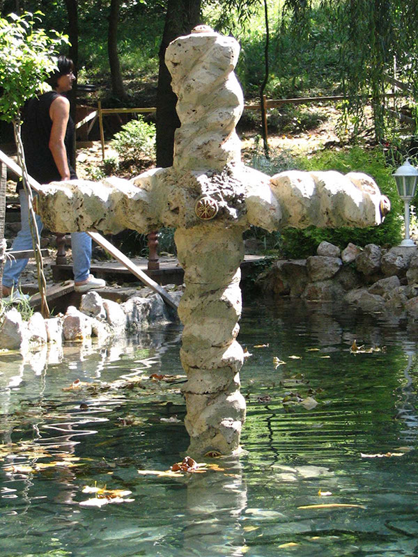 Вајарски бетон,манастир Лешје ,крст у крстионици,2005г.