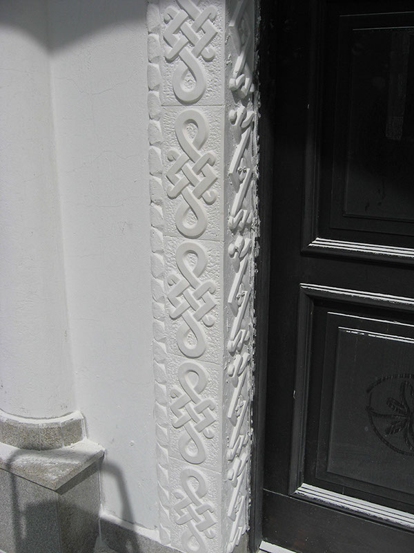 Вајарски бетон детаљ декорације западног портала,цркванерукотвореног образа Зуце, 2013г.