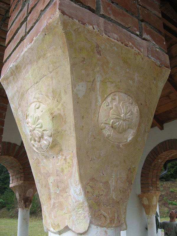 Вајарски бетон, капител дименз.70 цм x 50цм,гробљанска црква манастир Каона, 2008г.